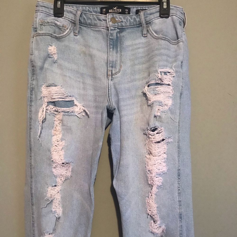 Hollister high-rise mom jean 13R. W31. L27